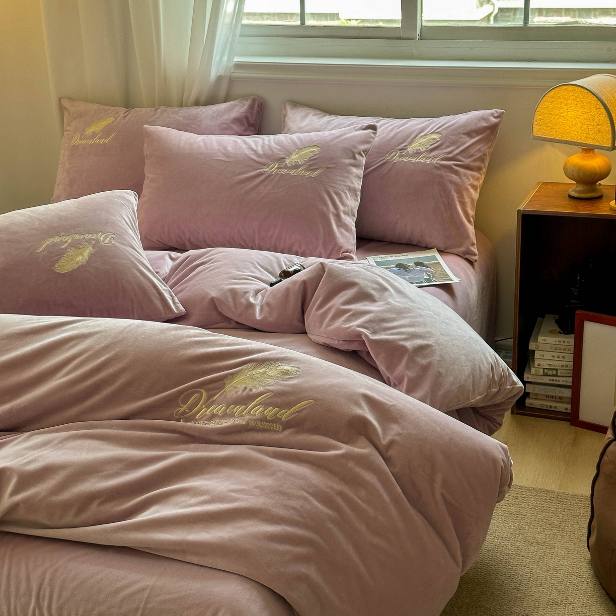 91家纺网 家纺一手货源 找家纺 爱彼家纺 2025新款牛奶绒刺绣四件套--羽毛系列-风格一 羽毛-浅紫