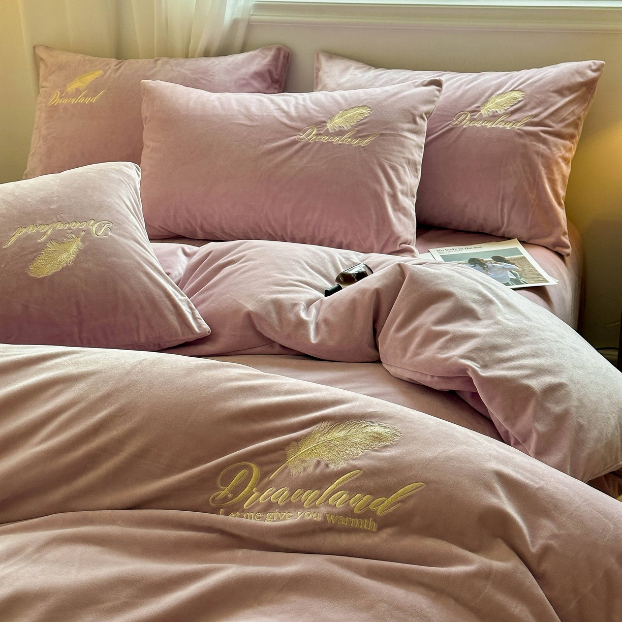 91家纺网 家纺一手货源 找家纺 爱彼家纺 2025新款牛奶绒刺绣四件套--羽毛系列-风格一 羽毛-浅紫