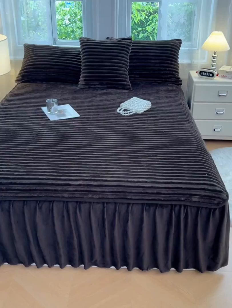 91家纺网 家纺一手货源 找家纺 圣比熊 2025新款法莱绒床裙法兰绒床垫保护罩牛奶绒兔毛绒床垫床单罩-抽条 法莱绒抽条-咖啡色