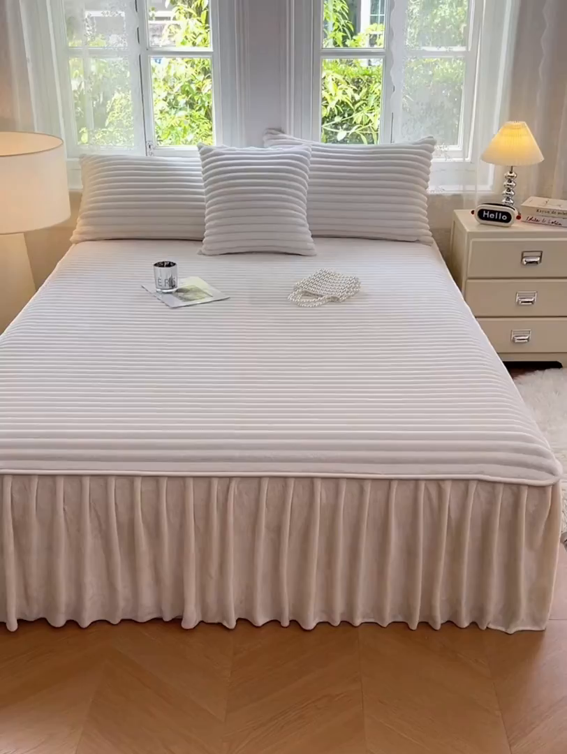 91家纺网 家纺一手货源 找家纺 圣比熊 2025新款法莱绒床裙法兰绒床垫保护罩牛奶绒兔毛绒床垫床单罩-抽条 法莱绒抽条-晨曦白