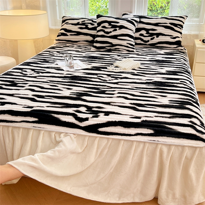 91家纺网 家纺一手货源 找家纺 圣比熊 2025新款法莱绒床裙法兰绒床垫保护罩牛奶绒兔毛绒床垫床单罩-抽条 法莱绒抽条-梦幻墨白