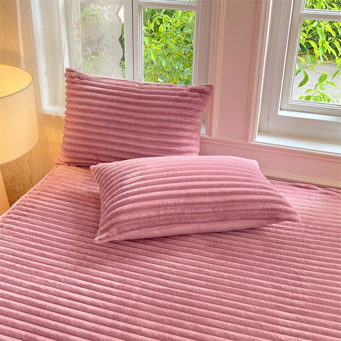 91家纺网 家纺一手货源 找家纺 圣比熊 2025新款法莱绒床裙法兰绒床垫保护罩牛奶绒兔毛绒床垫床单罩-抽条 法莱绒抽条-云梦粉