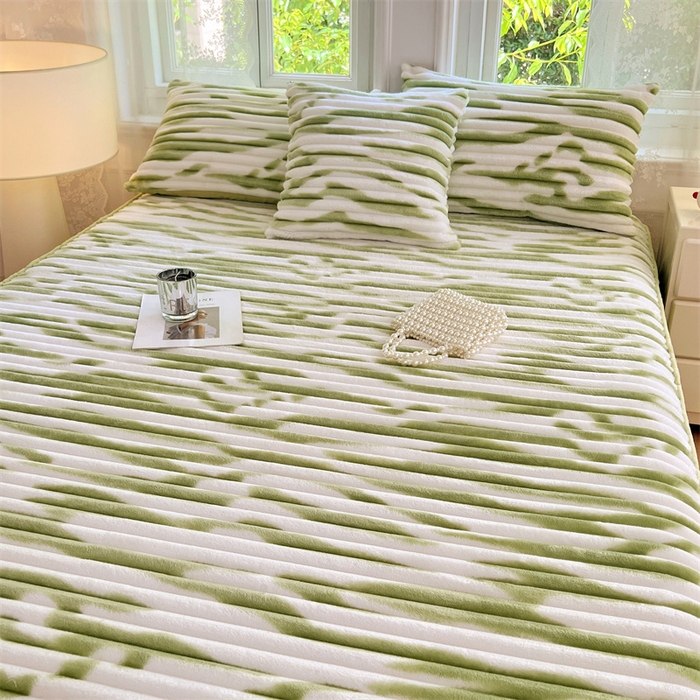 91家纺网 家纺一手货源 找家纺 圣比熊 2025新款法莱绒床裙法兰绒床垫保护罩牛奶绒兔毛绒床垫床单罩-抽条 法莱绒抽条-梦幻果绿