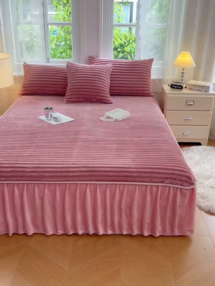 91家纺网 家纺一手货源 找家纺 圣比熊 2025新款法莱绒床裙法兰绒床垫保护罩牛奶绒兔毛绒床垫床单罩-抽条 法莱绒抽条-云梦粉