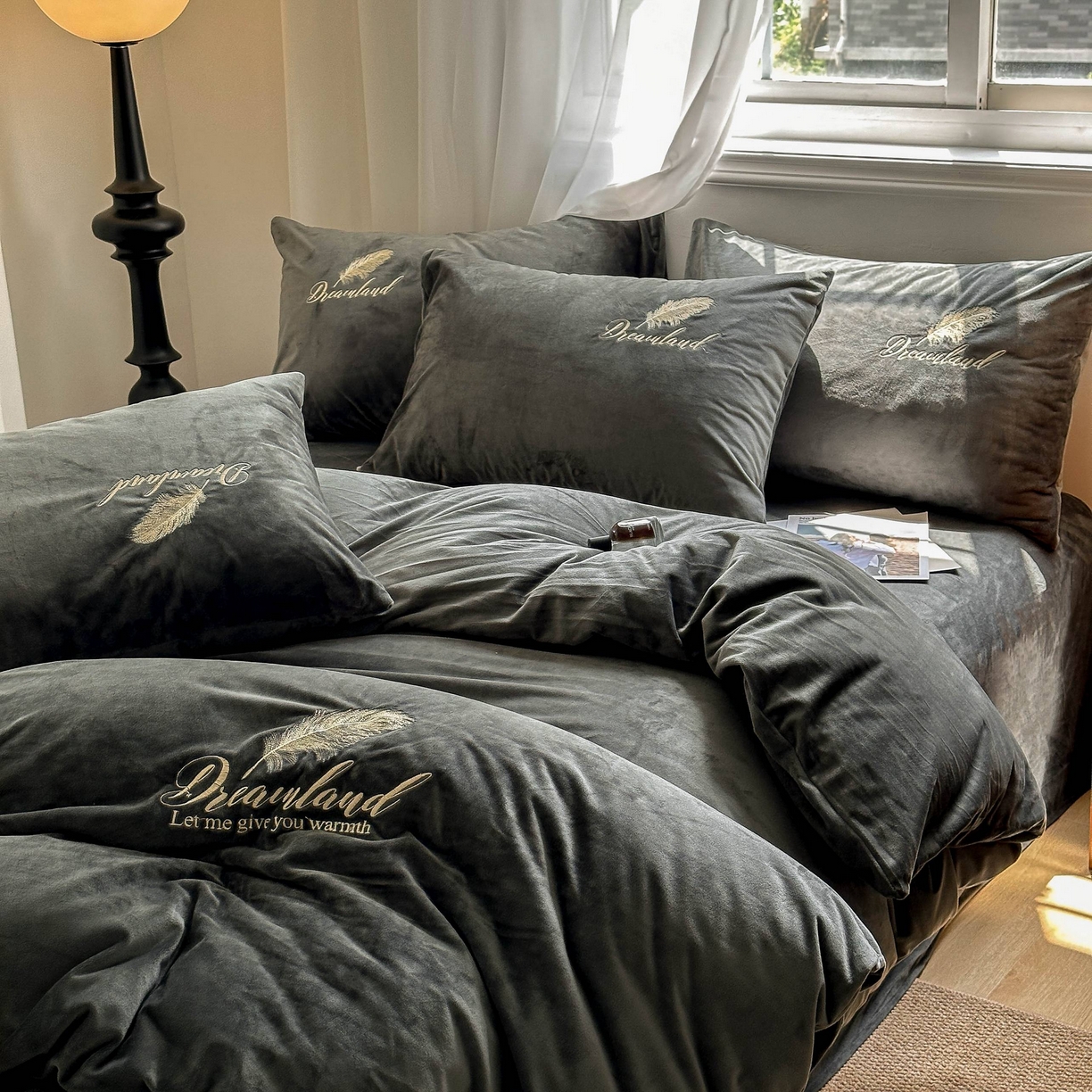 91家纺网 家纺一手货源 找家纺 爱彼家纺 2025新款牛奶绒刺绣四件套--羽毛系列-风格一 羽毛-深灰