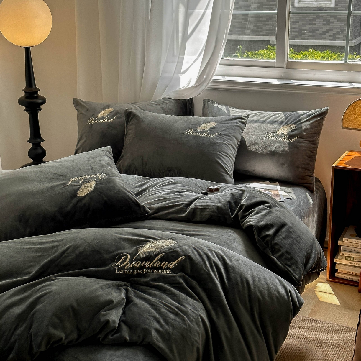 91家纺网 家纺一手货源 找家纺 爱彼家纺 2025新款牛奶绒刺绣四件套--羽毛系列-风格一 羽毛-深灰