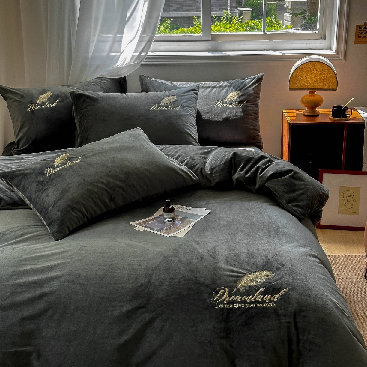 91家纺网 家纺一手货源 找家纺 爱彼家纺 2025新款牛奶绒刺绣四件套--羽毛系列-风格一 羽毛-深灰