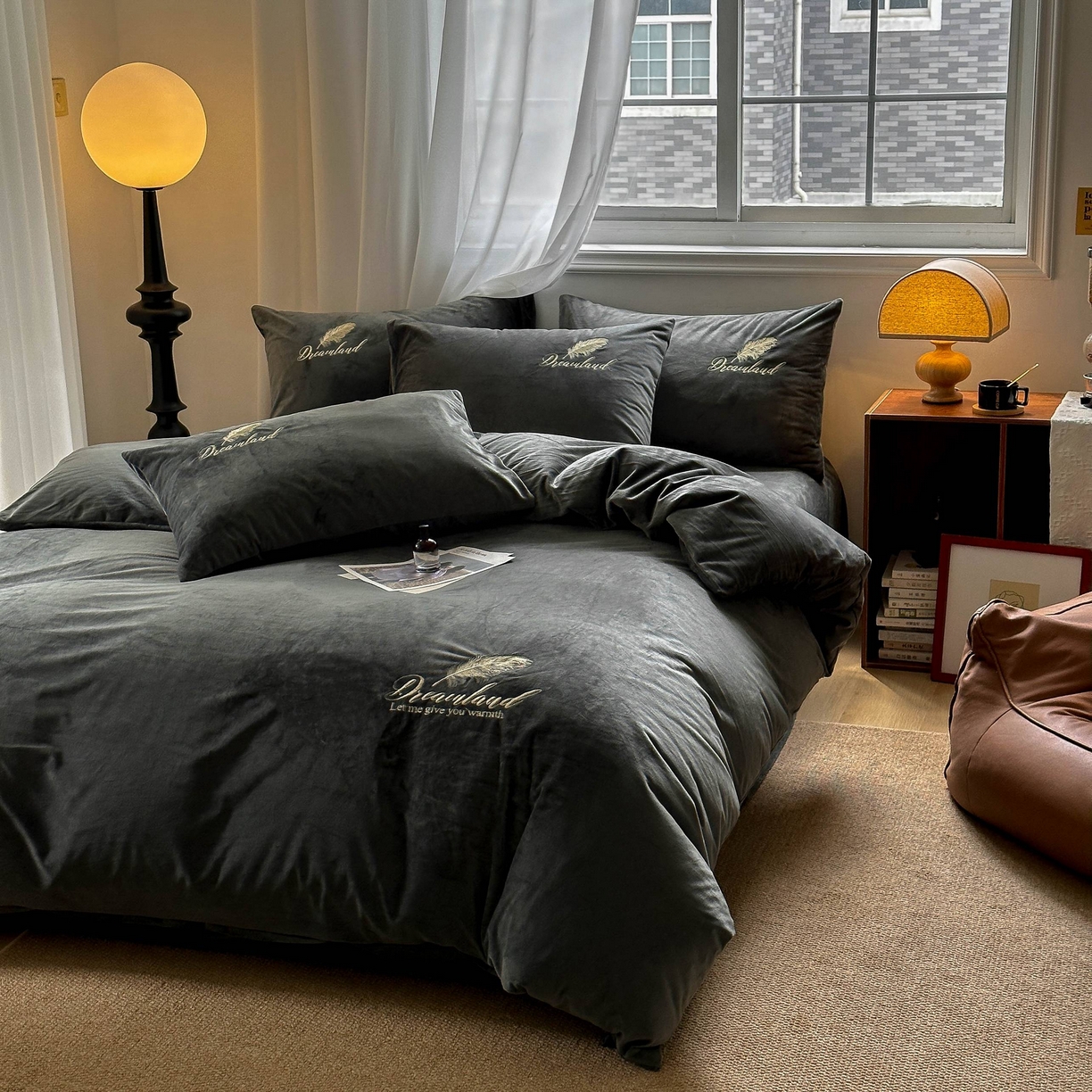 91家纺网 家纺一手货源 找家纺 爱彼家纺 2025新款牛奶绒刺绣四件套--羽毛系列-风格一 羽毛-深灰