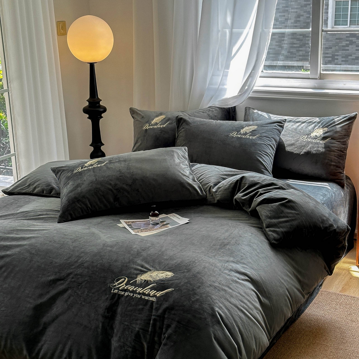 91家纺网 家纺一手货源 找家纺 爱彼家纺 2025新款牛奶绒刺绣四件套--羽毛系列-风格一 羽毛-深灰