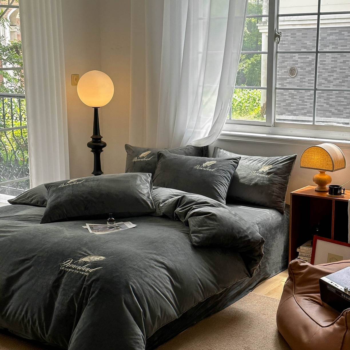 91家纺网 家纺一手货源 找家纺 爱彼家纺 2025新款牛奶绒刺绣四件套--羽毛系列-风格一 羽毛-深灰