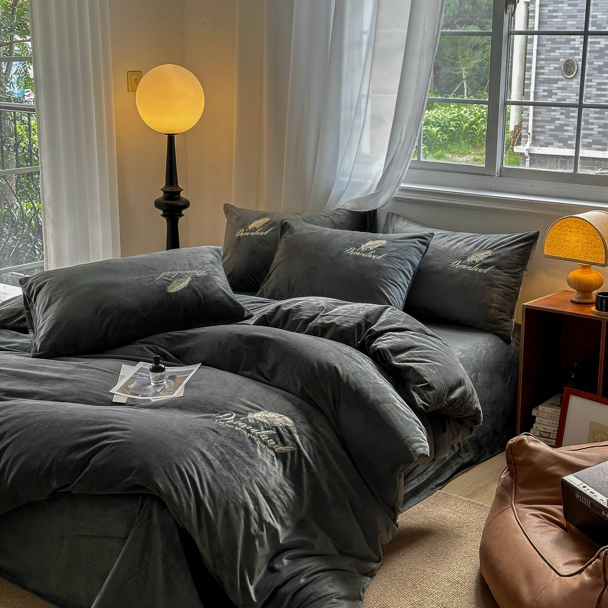 91家纺网 家纺一手货源 找家纺 爱彼家纺 2025新款牛奶绒刺绣四件套--羽毛系列-风格一 羽毛-深灰