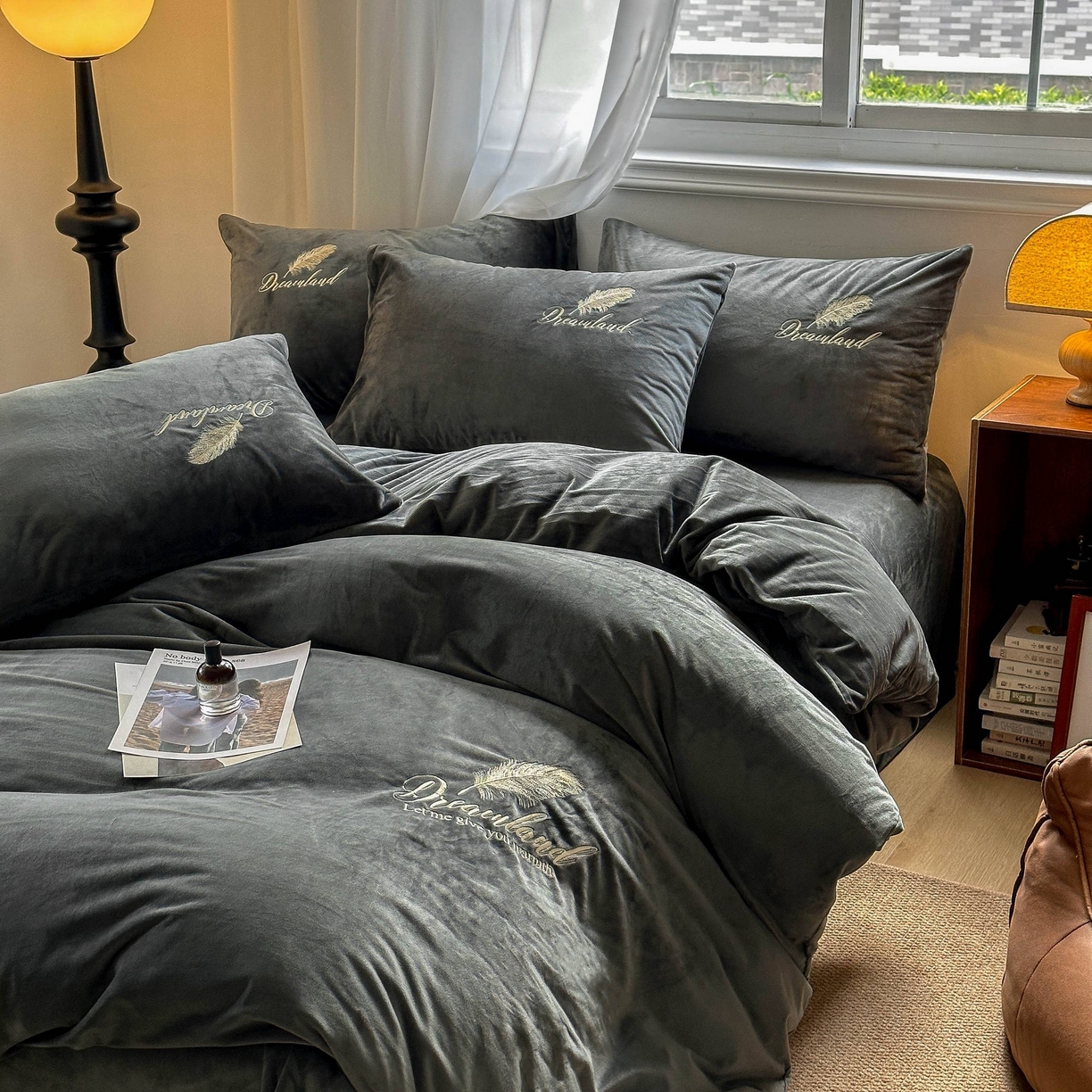 91家纺网 家纺一手货源 找家纺 爱彼家纺 2025新款牛奶绒刺绣四件套--羽毛系列-风格一 羽毛-深灰