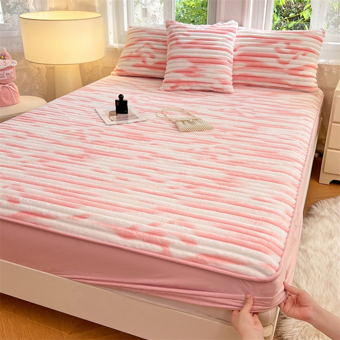 91家纺网 家纺一手货源 找家纺 梦舒羽 2025新款法莱绒床笠法兰绒床垫保护套牛奶绒兔毛绒席梦思床垫套-抽条 法莱绒抽条-梦幻樱粉