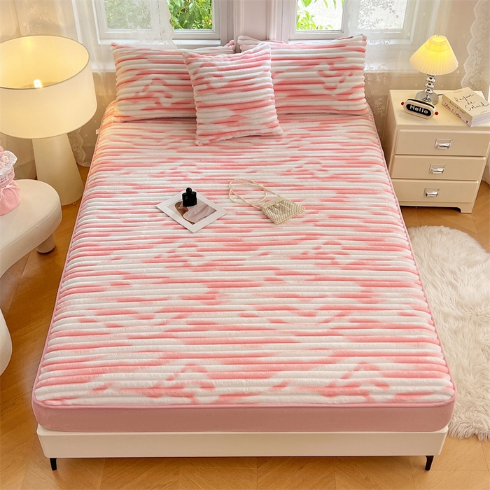 91家纺网 家纺一手货源 找家纺 梦舒羽 2025新款法莱绒床笠法兰绒床垫保护套牛奶绒兔毛绒席梦思床垫套-抽条 法莱绒抽条-梦幻樱粉