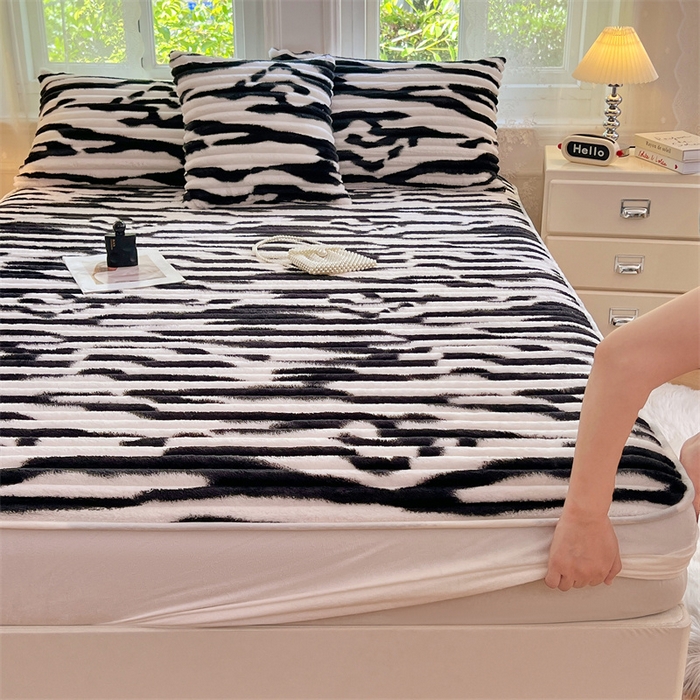 91家纺网 家纺一手货源 找家纺 梦舒羽 2025新款法莱绒床笠法兰绒床垫保护套牛奶绒兔毛绒席梦思床垫套-抽条 法莱绒抽条-梦幻墨白