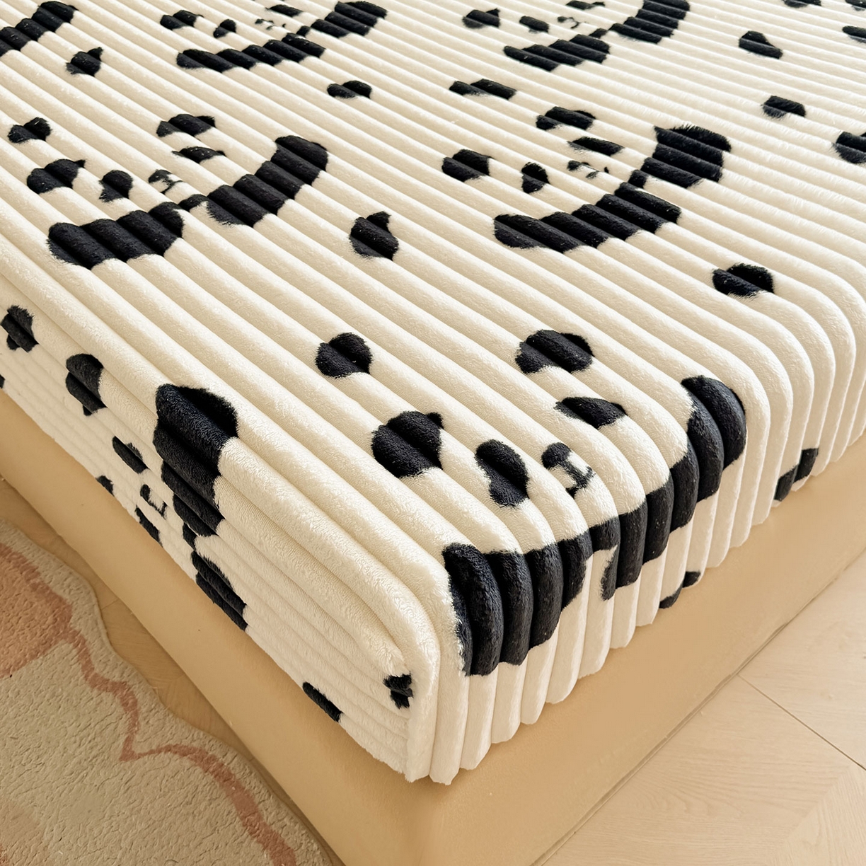 91家纺网 家纺一手货源 找家纺 （总）眠势力 2025新款兔兔绒抽条印花床笠单件冬季兔绒加绒保暖保护套全包防尘床垫罩