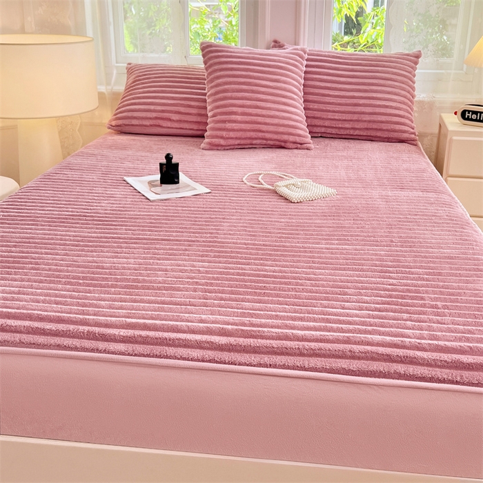 91家纺网 家纺一手货源 找家纺 梦舒羽 2025新款法莱绒床笠法兰绒床垫保护套牛奶绒兔毛绒席梦思床垫套-抽条 法莱绒抽条-云梦粉