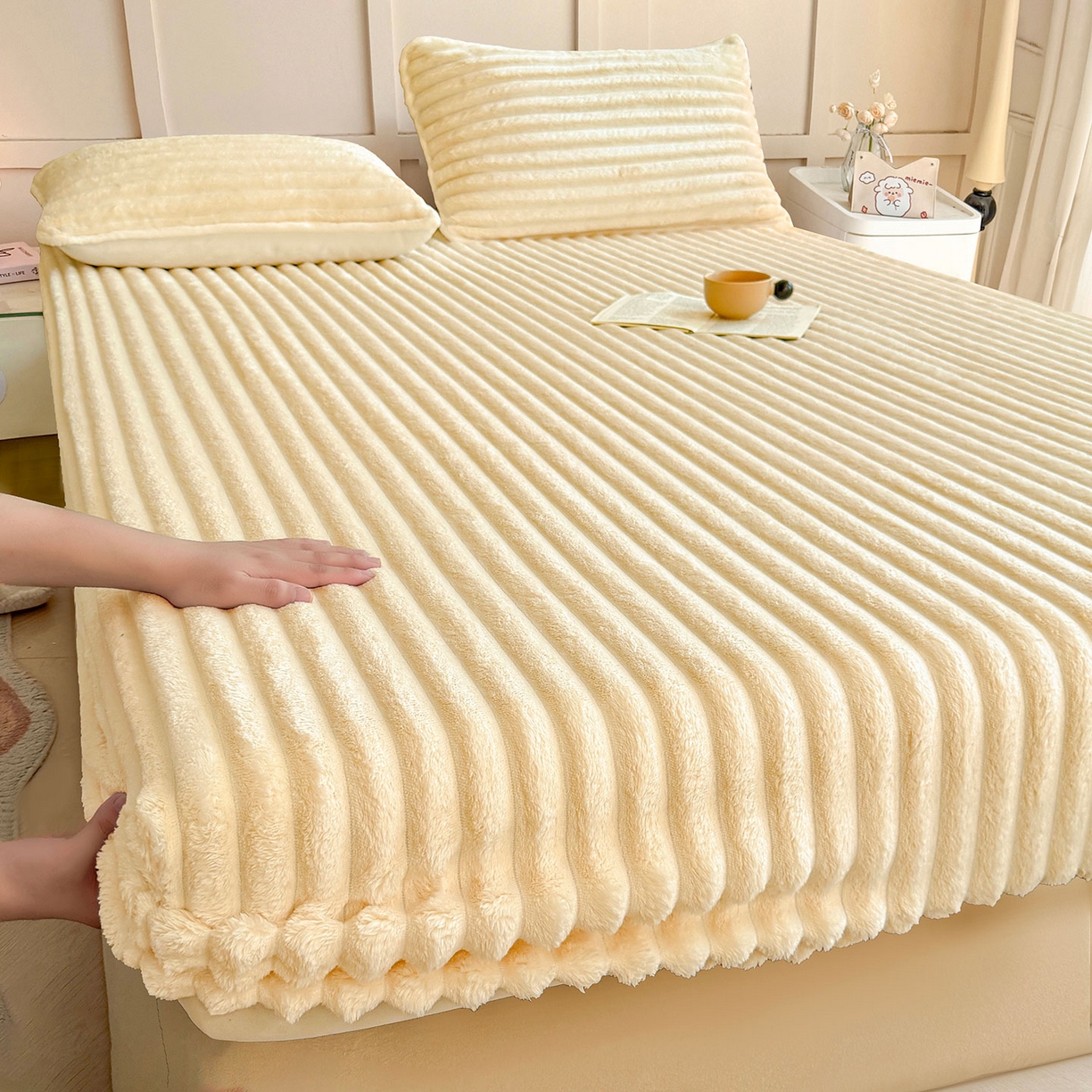 91家纺网 家纺一手货源 找家纺 （总）眠势力 2025新款兔兔绒抽条印花床笠单件冬季兔绒加绒保暖保护套全包防尘床垫罩