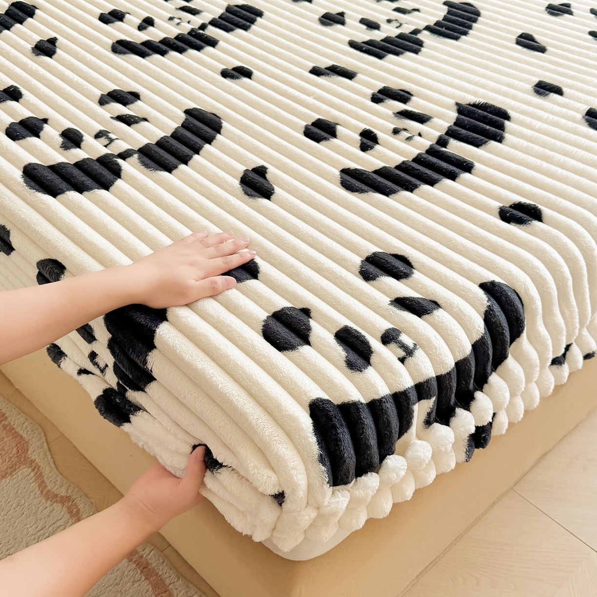 91家纺网 家纺一手货源 找家纺 （总）眠势力 2025新款兔兔绒抽条印花床笠单件冬季兔绒加绒保暖保护套全包防尘床垫罩