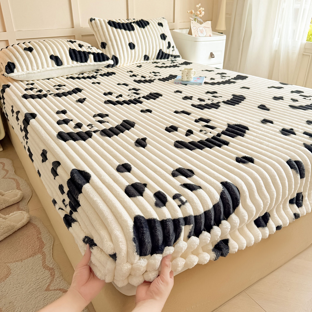 91家纺网 家纺一手货源 找家纺 （总）眠势力 2025新款兔兔绒抽条印花床笠单件冬季兔绒加绒保暖保护套全包防尘床垫罩