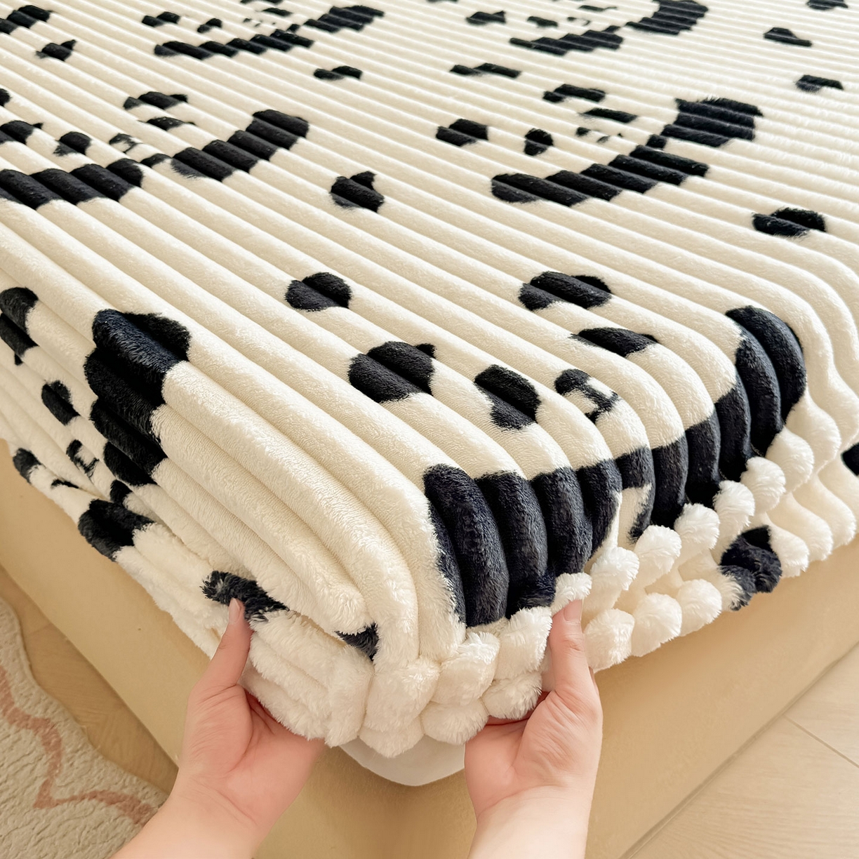 91家纺网 家纺一手货源 找家纺 眠势力 2025新款兔兔绒抽条印花床笠单件冬季兔绒加绒保暖保护套全包防尘床垫罩 大熊猫【兔兔绒抽条床笠】