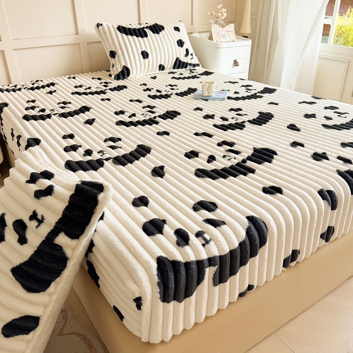 91家纺网 家纺一手货源 找家纺 眠势力 2025新款兔兔绒抽条印花床笠单件冬季兔绒加绒保暖保护套全包防尘床垫罩 大熊猫【兔兔绒抽条床笠】