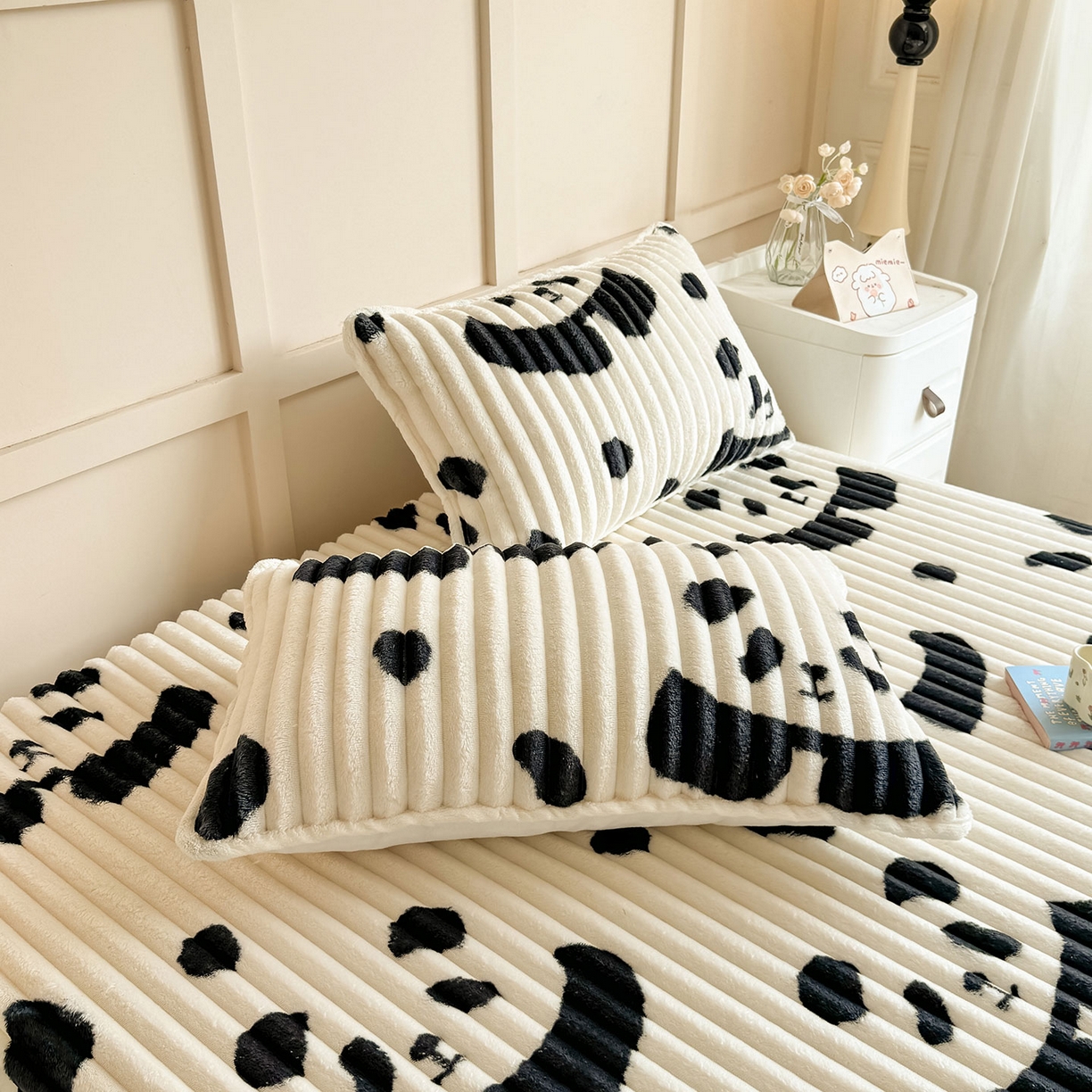 91家纺网 家纺一手货源 找家纺 眠势力 2025新款兔兔绒抽条印花床笠单件冬季兔绒加绒保暖保护套全包防尘床垫罩 大熊猫【兔兔绒抽条床笠】