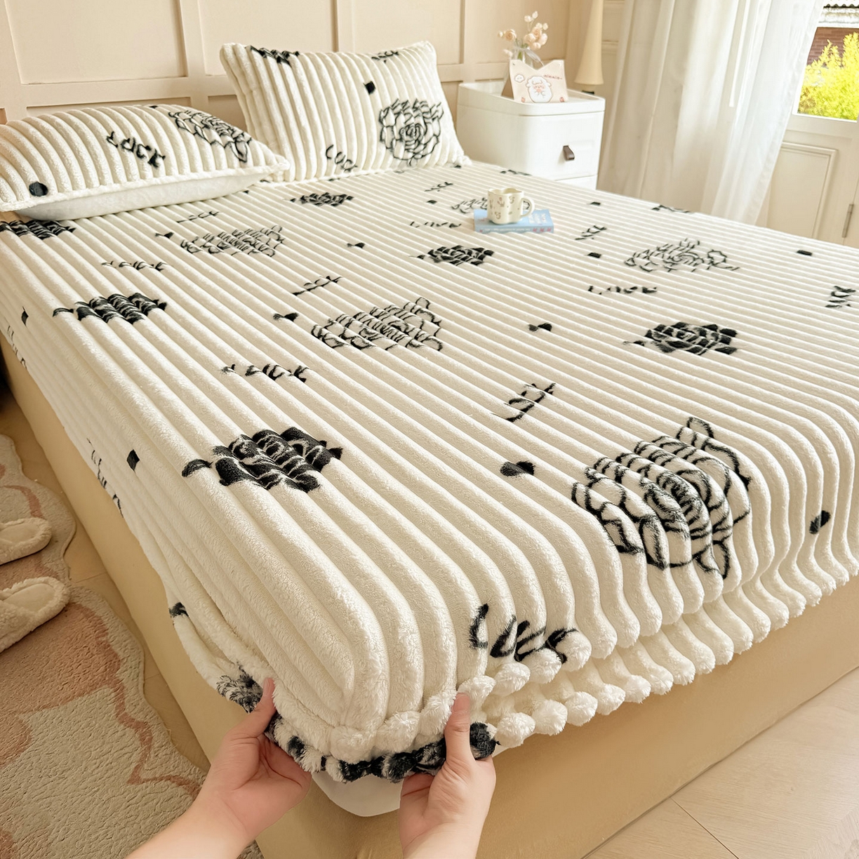 91家纺网 家纺一手货源 找家纺 眠势力 2025新款兔兔绒抽条印花床笠单件冬季兔绒加绒保暖保护套全包防尘床垫罩 幸运玫瑰【兔兔绒抽条床笠】