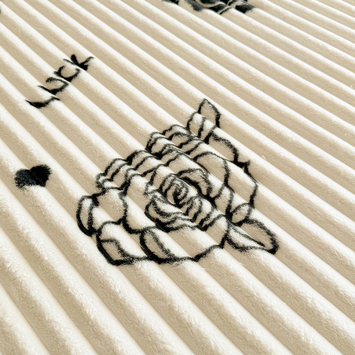 91家纺网 家纺一手货源 找家纺 眠势力 2025新款兔兔绒抽条印花床笠单件冬季兔绒加绒保暖保护套全包防尘床垫罩 幸运玫瑰【兔兔绒抽条床笠】