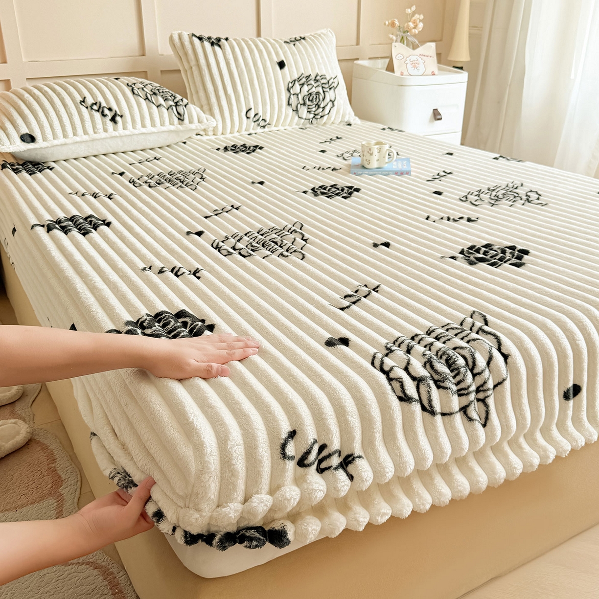 91家纺网 家纺一手货源 找家纺 眠势力 2025新款兔兔绒抽条印花床笠单件冬季兔绒加绒保暖保护套全包防尘床垫罩 幸运玫瑰【兔兔绒抽条床笠】
