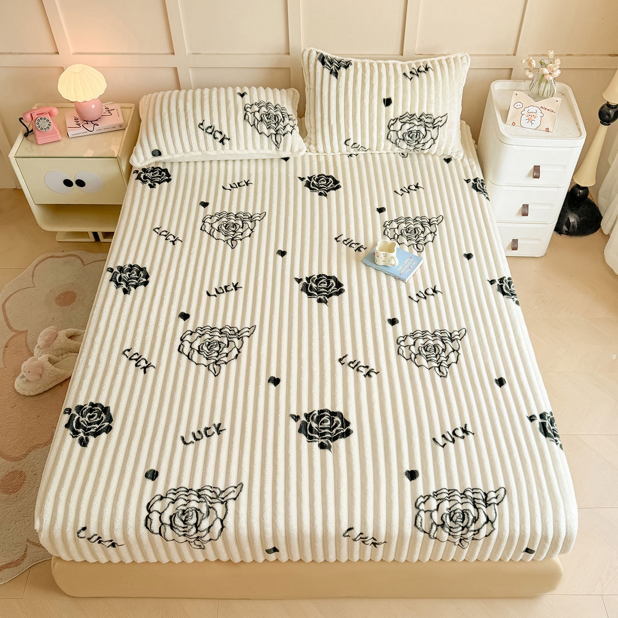 91家纺网 家纺一手货源 找家纺 眠势力 2025新款兔兔绒抽条印花床笠单件冬季兔绒加绒保暖保护套全包防尘床垫罩 幸运玫瑰【兔兔绒抽条床笠】