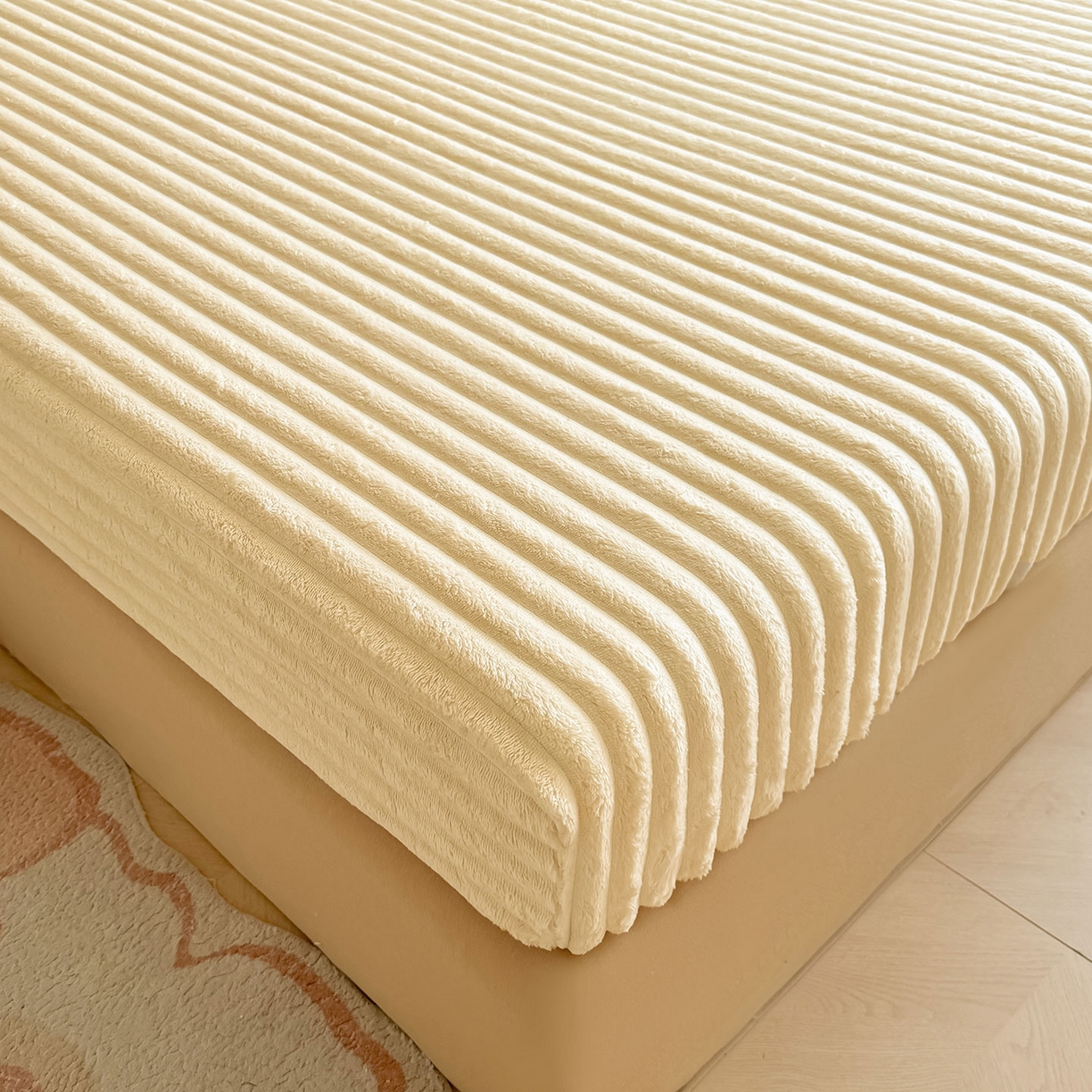 91家纺网 家纺一手货源 找家纺 眠势力 2025新款兔兔绒抽条印花床笠单件冬季兔绒加绒保暖保护套全包防尘床垫罩 温柔米【兔兔绒抽条床笠】