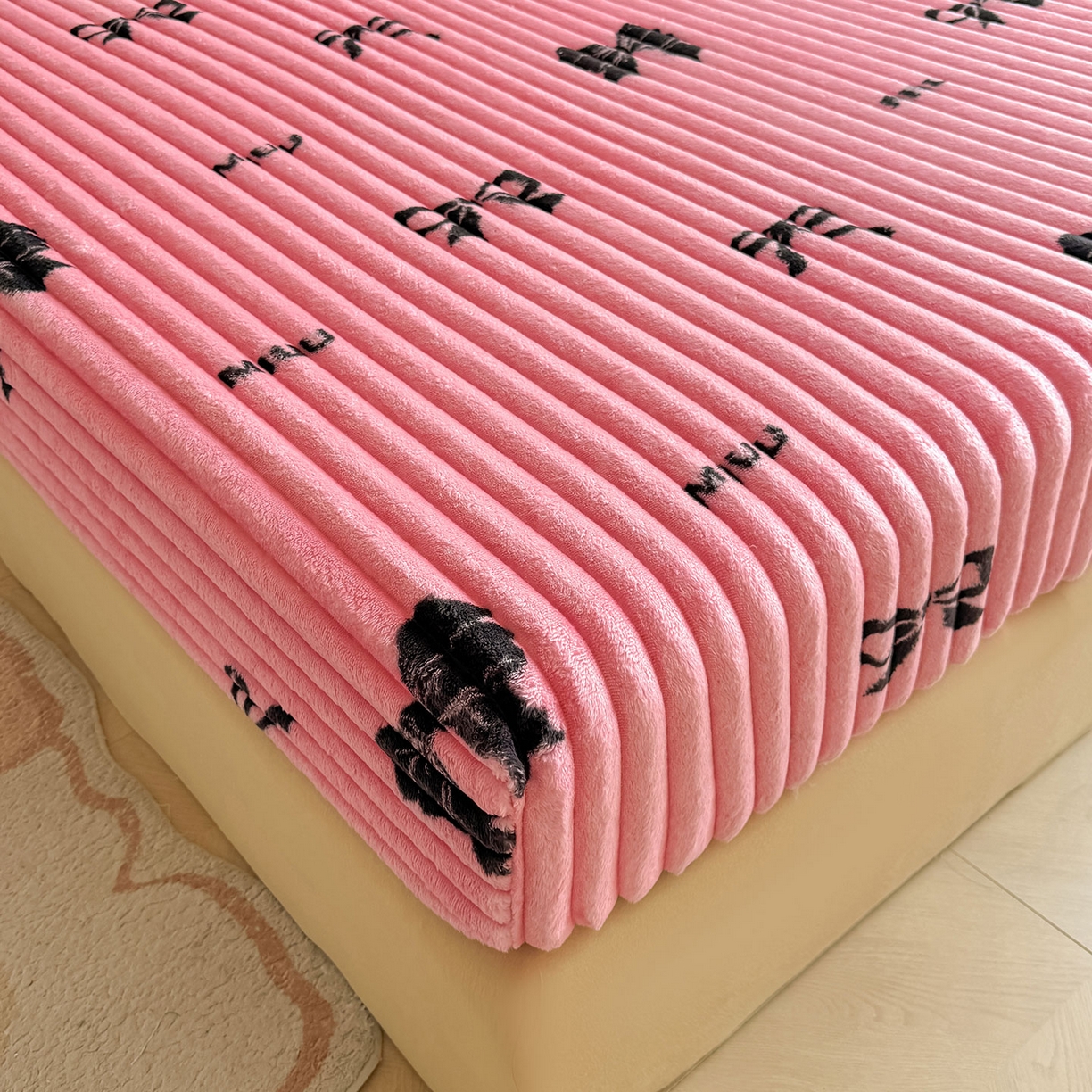 91家纺网 家纺一手货源 找家纺 眠势力 2025新款兔兔绒抽条印花床笠单件冬季兔绒加绒保暖保护套全包防尘床垫罩 粉色记忆【兔兔绒抽条床笠】