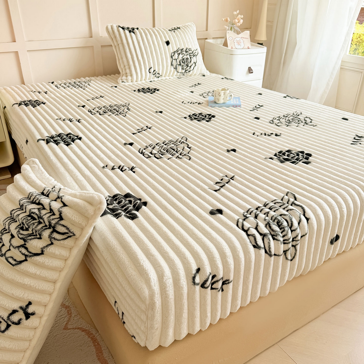 91家纺网 家纺一手货源 找家纺 眠势力 2025新款兔兔绒抽条印花床笠单件冬季兔绒加绒保暖保护套全包防尘床垫罩 幸运玫瑰【兔兔绒抽条床笠】