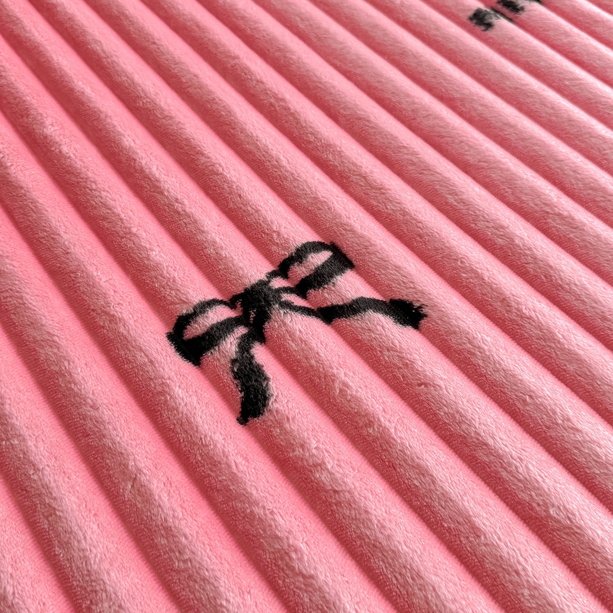 91家纺网 家纺一手货源 找家纺 眠势力 2025新款兔兔绒抽条印花床笠单件冬季兔绒加绒保暖保护套全包防尘床垫罩 粉色记忆【兔兔绒抽条床笠】