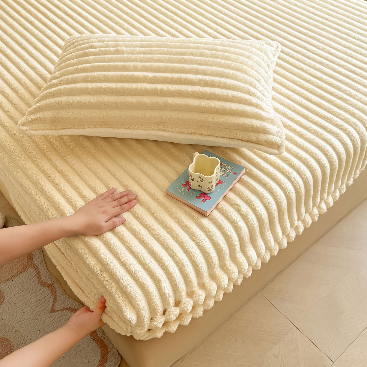 91家纺网 家纺一手货源 找家纺 眠势力 2025新款兔兔绒抽条印花床笠单件冬季兔绒加绒保暖保护套全包防尘床垫罩 温柔米【兔兔绒抽条床笠】