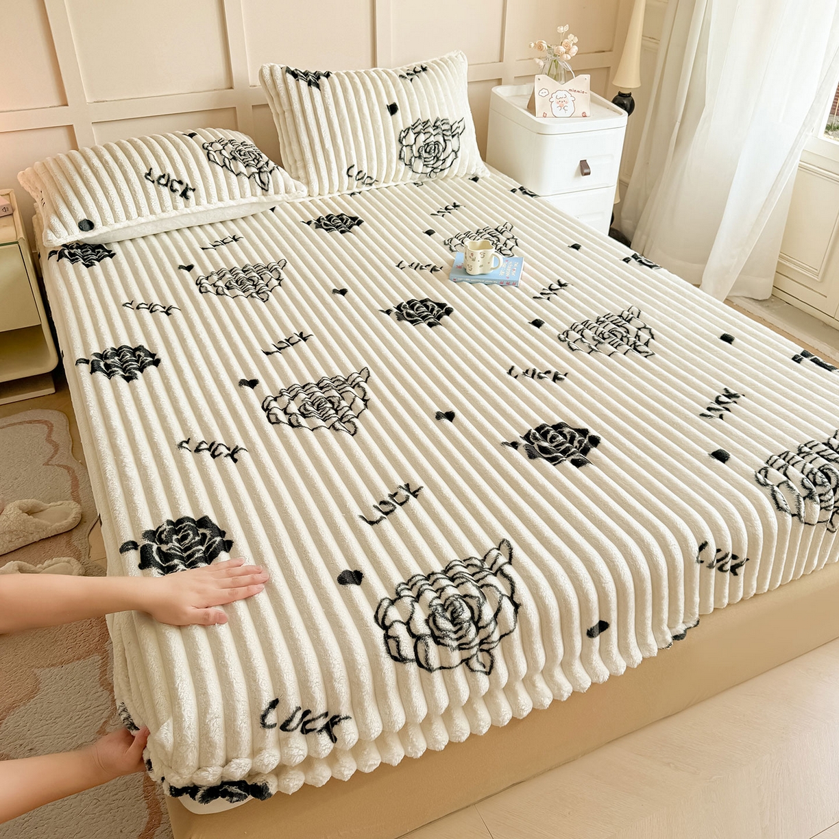 91家纺网 家纺一手货源 找家纺 眠势力 2025新款兔兔绒抽条印花床笠单件冬季兔绒加绒保暖保护套全包防尘床垫罩 幸运玫瑰【兔兔绒抽条床笠】