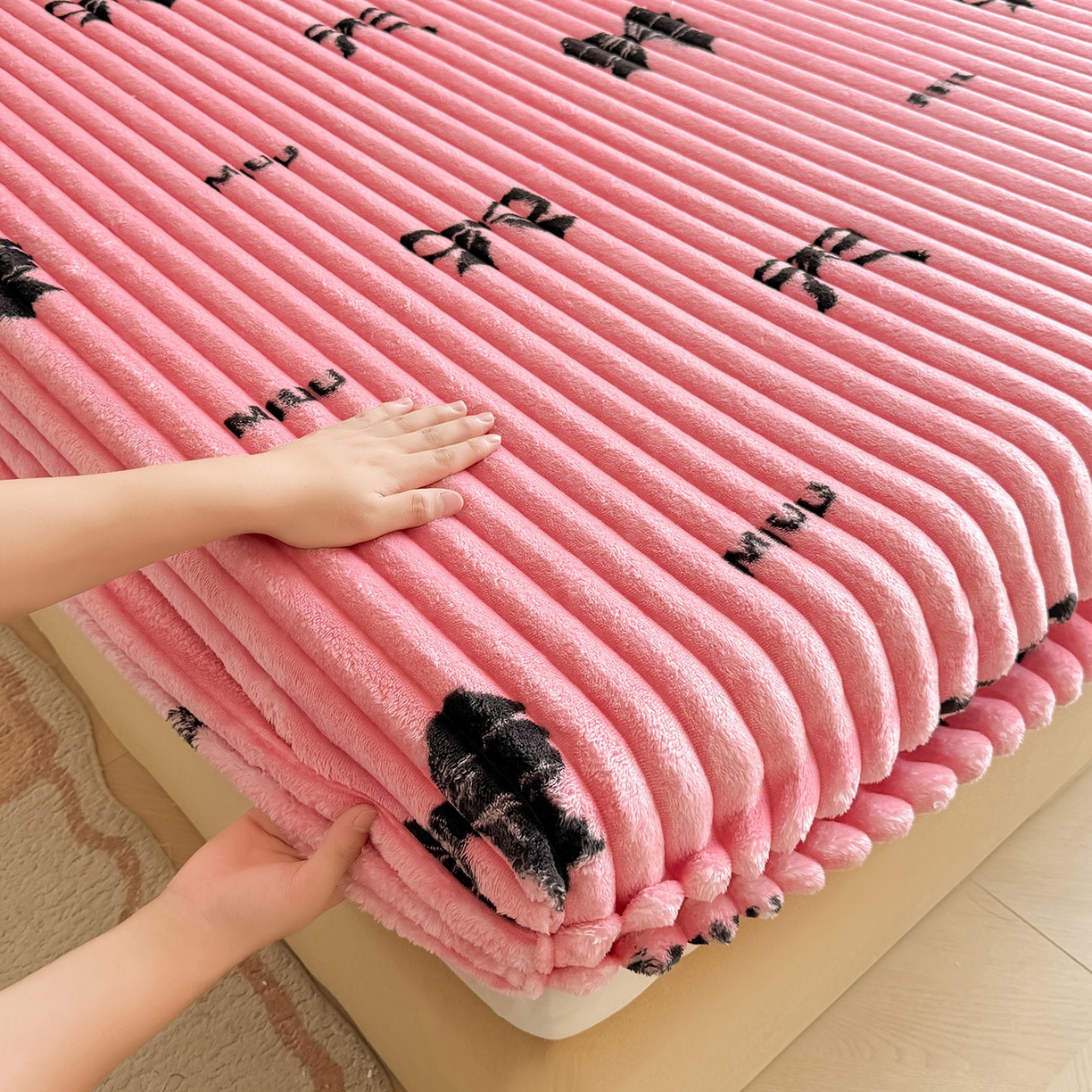 91家纺网 家纺一手货源 找家纺 眠势力 2025新款兔兔绒抽条印花床笠单件冬季兔绒加绒保暖保护套全包防尘床垫罩 粉色记忆【兔兔绒抽条床笠】