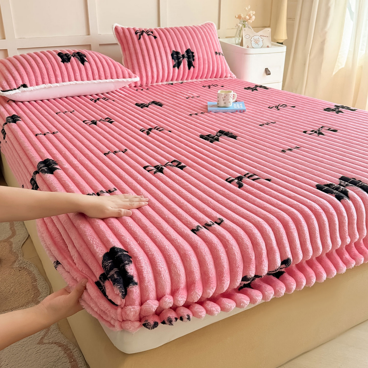 91家纺网 家纺一手货源 找家纺 眠势力 2025新款兔兔绒抽条印花床笠单件冬季兔绒加绒保暖保护套全包防尘床垫罩 粉色记忆【兔兔绒抽条床笠】