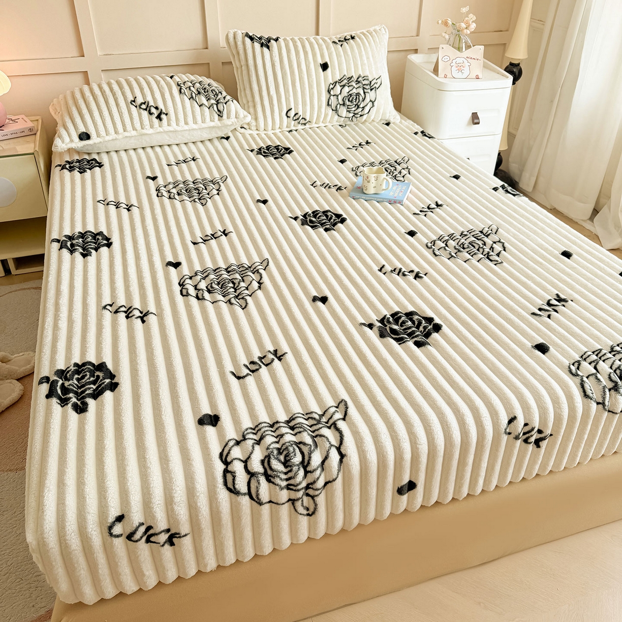 91家纺网 家纺一手货源 找家纺 眠势力 2025新款兔兔绒抽条印花床笠单件冬季兔绒加绒保暖保护套全包防尘床垫罩 幸运玫瑰【兔兔绒抽条床笠】