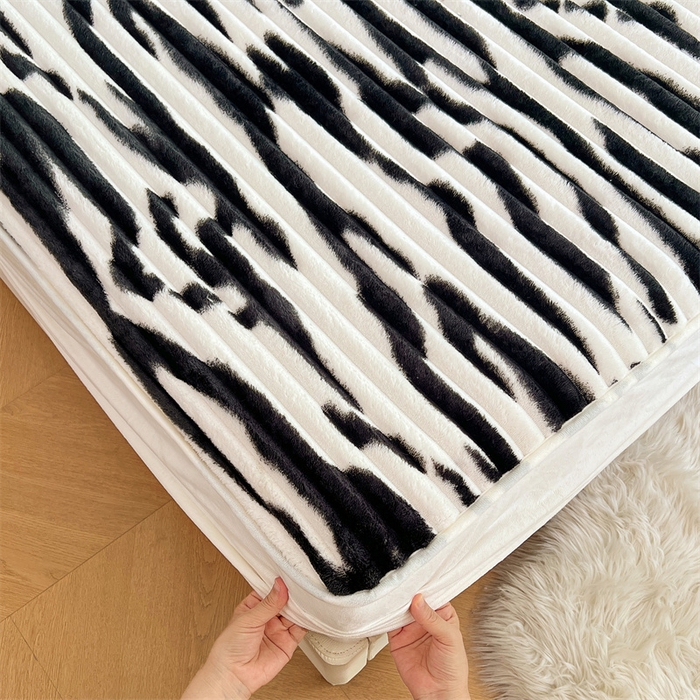 91家纺网 家纺一手货源 找家纺 梦舒羽 2025新款法莱绒床笠法兰绒床垫保护套牛奶绒兔毛绒席梦思床垫套-抽条 法莱绒抽条-梦幻墨白