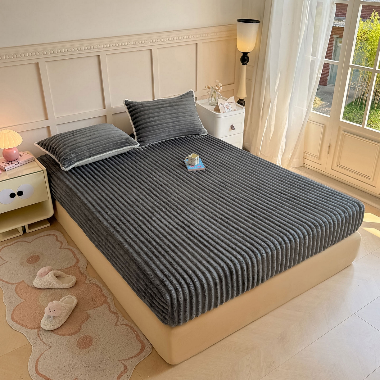 91家纺网 家纺一手货源 找家纺 眠势力 2025新款兔兔绒抽条印花床笠单件冬季兔绒加绒保暖保护套全包防尘床垫罩 高级灰【兔兔绒抽条床笠】