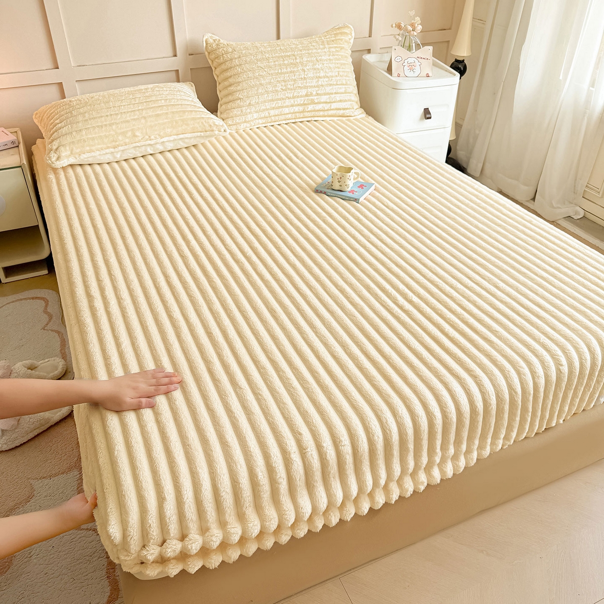 91家纺网 家纺一手货源 找家纺 眠势力 2025新款兔兔绒抽条印花床笠单件冬季兔绒加绒保暖保护套全包防尘床垫罩 温柔米【兔兔绒抽条床笠】