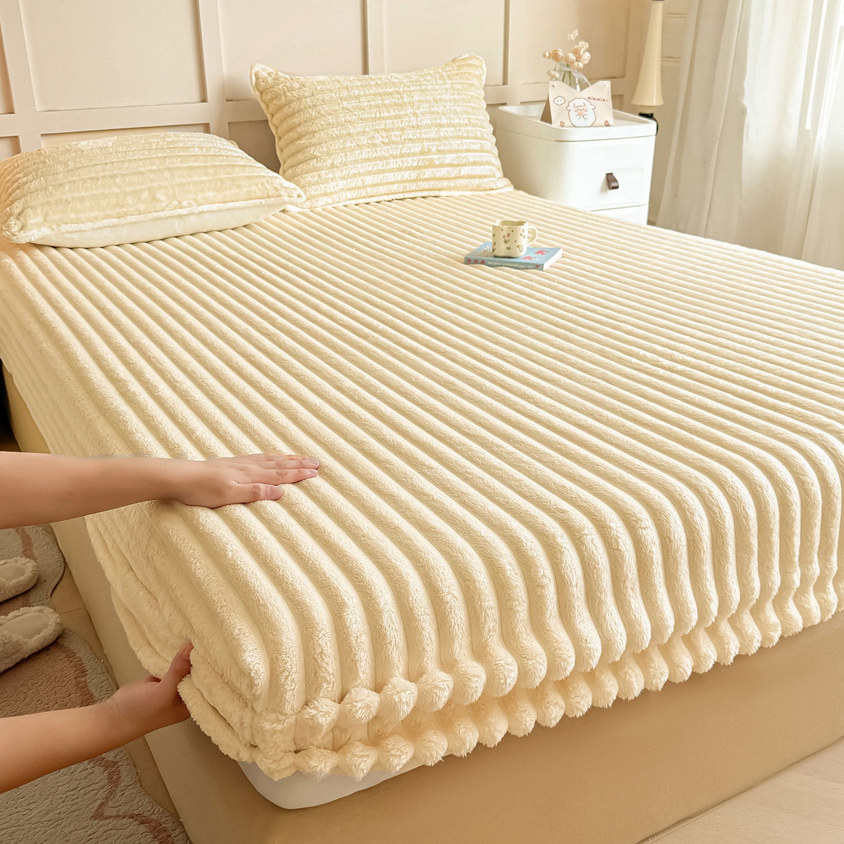 91家纺网 家纺一手货源 找家纺 眠势力 2025新款兔兔绒抽条印花床笠单件冬季兔绒加绒保暖保护套全包防尘床垫罩 温柔米【兔兔绒抽条床笠】