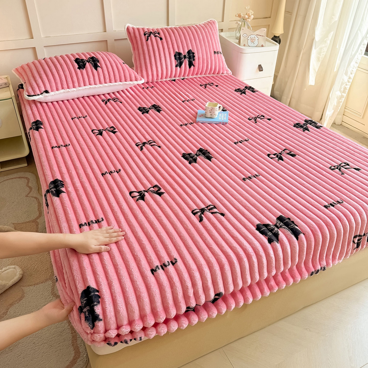 91家纺网 家纺一手货源 找家纺 眠势力 2025新款兔兔绒抽条印花床笠单件冬季兔绒加绒保暖保护套全包防尘床垫罩 粉色记忆【兔兔绒抽条床笠】