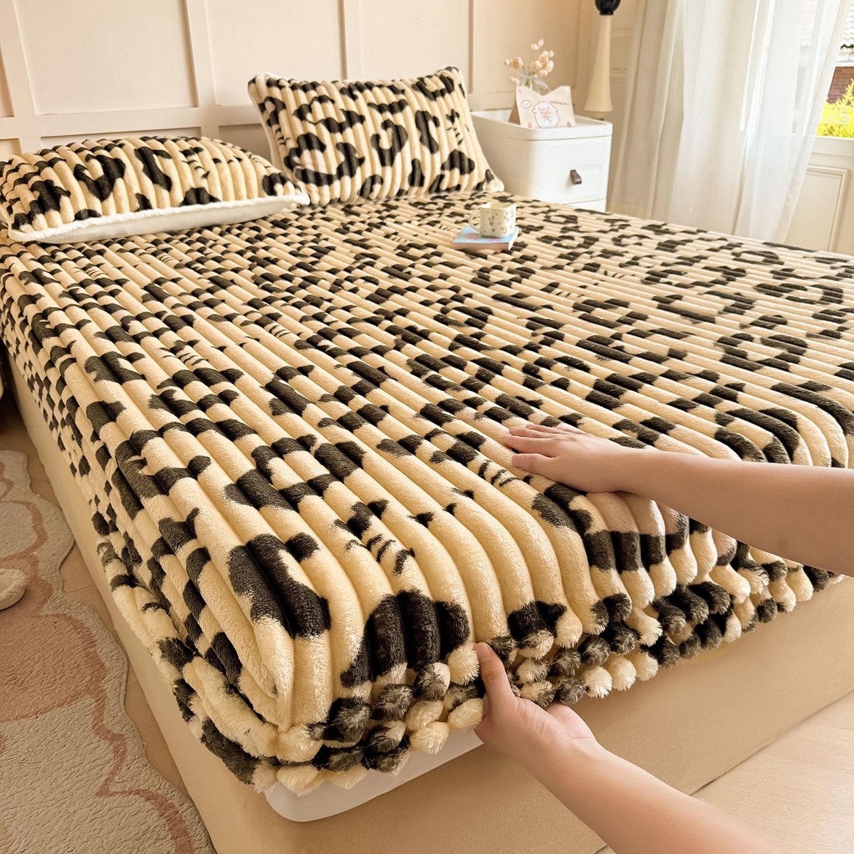 91家纺网 家纺一手货源 找家纺 眠势力 2025新款兔兔绒抽条印花床笠单件冬季兔绒加绒保暖保护套全包防尘床垫罩 豹纹KT【兔兔绒抽条床笠】