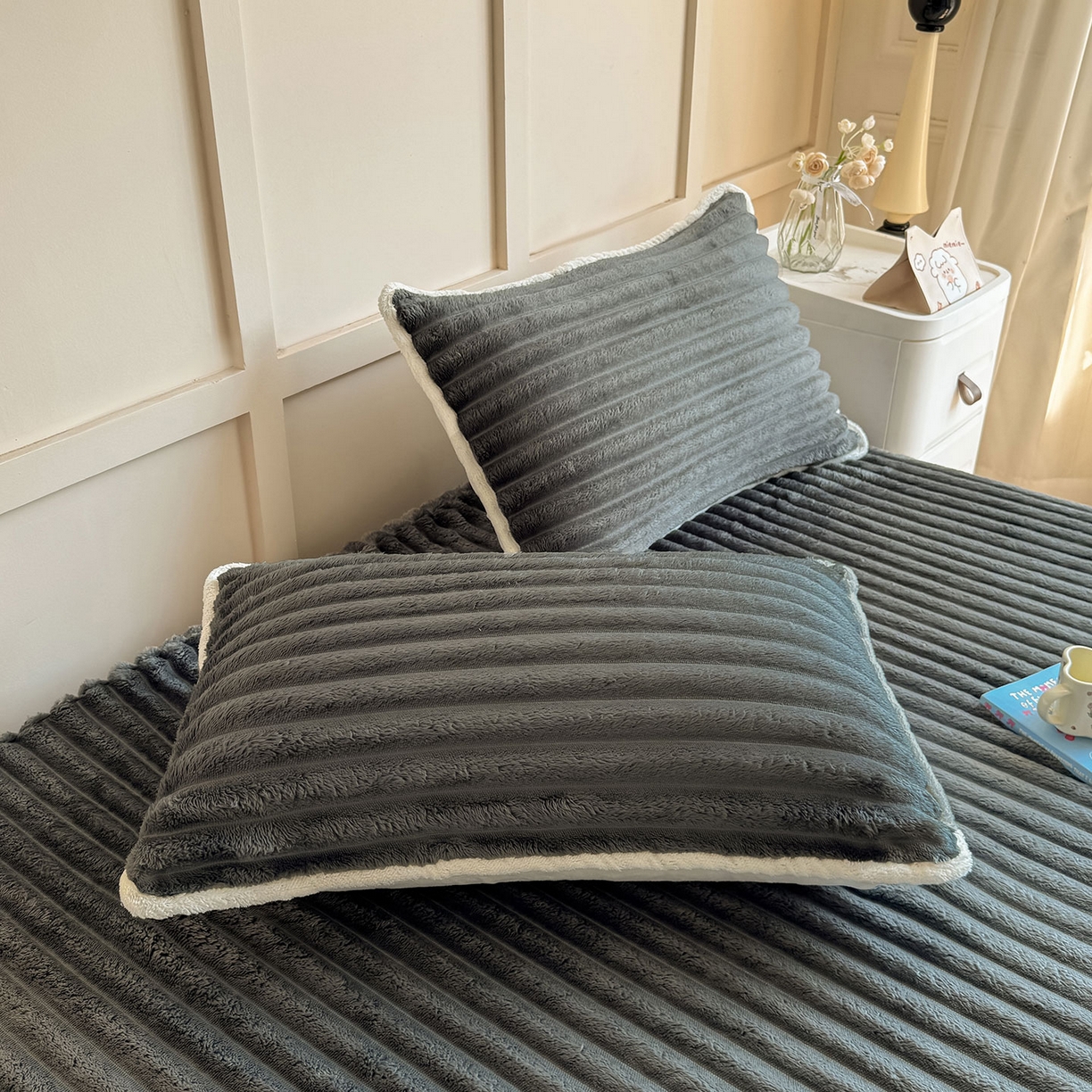 91家纺网 家纺一手货源 找家纺 眠势力 2025新款兔兔绒抽条印花床笠单件冬季兔绒加绒保暖保护套全包防尘床垫罩 高级灰【兔兔绒抽条床笠】