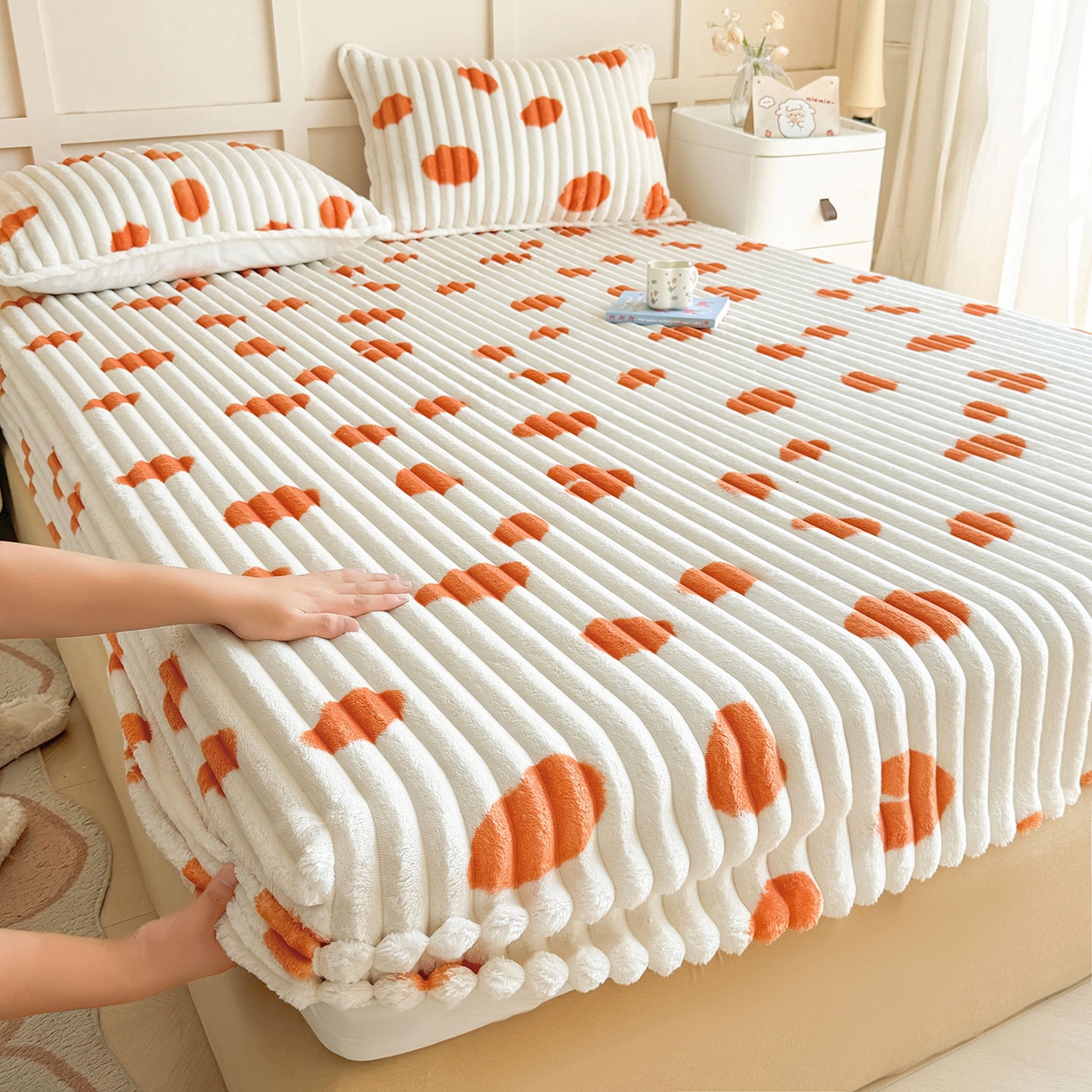 91家纺网 家纺一手货源 找家纺 眠势力 2025新款兔兔绒抽条印花床笠单件冬季兔绒加绒保暖保护套全包防尘床垫罩 暖阳【兔兔绒抽条床笠】