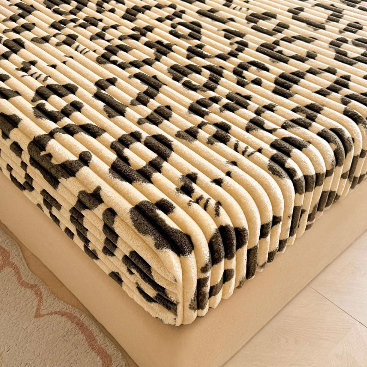 91家纺网 家纺一手货源 找家纺 眠势力 2025新款兔兔绒抽条印花床笠单件冬季兔绒加绒保暖保护套全包防尘床垫罩 豹纹KT【兔兔绒抽条床笠】