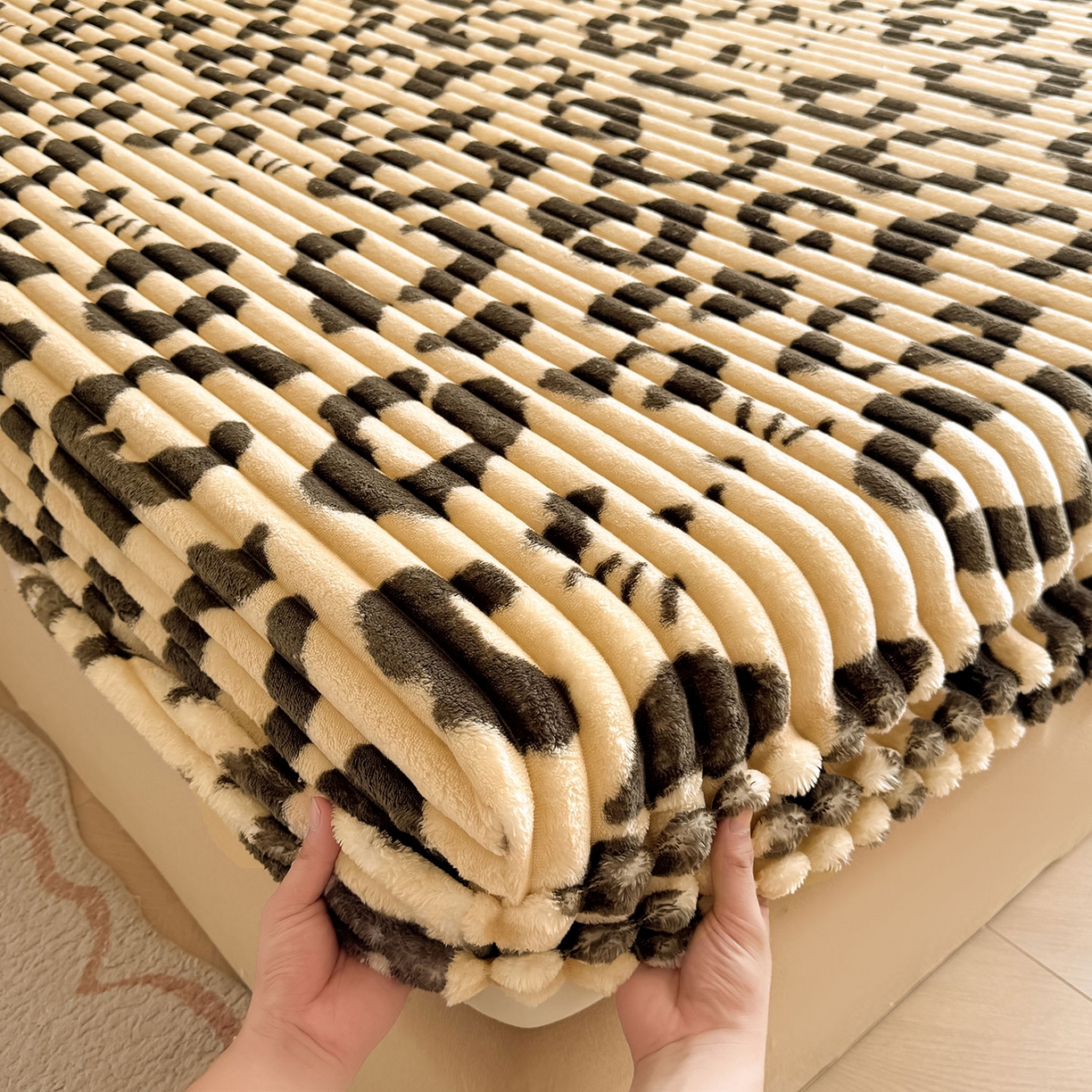 91家纺网 家纺一手货源 找家纺 眠势力 2025新款兔兔绒抽条印花床笠单件冬季兔绒加绒保暖保护套全包防尘床垫罩 豹纹KT【兔兔绒抽条床笠】